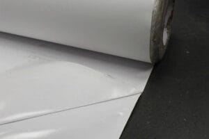 Folie Wallart Der spezielle, leicht ablösbare Polyacrylatkleber, der auf der Folie verwendet wird, ermöglicht es, einzigartige Kreationen an den Wänden in Form von Tapeten, Inschriften, Dekoren oder Wandaufklebern zu schaffen und, was noch wichtiger ist, er lässt sich leicht von ihnen entfernen. Es ist mit einer matten oder glänzenden Oberfläche erhältlich.Druck: Latex, Solvent Breite:  105, 126, 137, 152, 160 [cm]