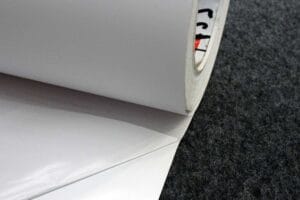 Film monomère Le film le plus basique et le moins cher. Utilisé principalement pour envelopper des surfaces planes et des expositions à court terme. En raison de l’épaisseur, il n’est pas recommandé d’envelopper des surfaces irrégulières. Disponible en version brillante et mate.Surcharge: Latex, Solvent Largeur:  105, 126, 137, 152, 160 [cm]