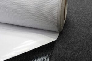 Lochfolie Folie One Way Vision ist mit Löcher (speziell perforiert), für Glas zweckgebunden, hat kleine Löcher mit gleichmäßigem Abstand. Nach dem Druck, Montage auf Fenster von Gebäude oder Auto wird der venezianische Spiegeleffekt erzeugt, ist einseitig sichtbar.Druck: Solvent Breite:  105, 127, 137, 152 [cm]