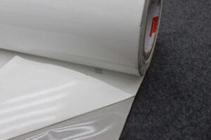 Gegossene Folie Sie zeichnet sich durch gute Haltbarkeit und Flexibilität aus – ideal für Autobeklebung und gewölbte Fläche. Die spezielle Klebestruktur verhindert Luftblasen. Gegossene Folie kann matt oder glänzend sein.Druck: Latex, Solvent Breite:  105, 137, 152 [cm]