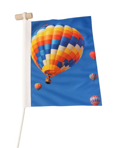 Flaga - taśma wzmacniająca + sznurek + kołek drewniany  Flaga wykończona z lewej strony taśmą wzmacniającą, wewnątrz której wszyty jest dodatkowy sznurek poliestrowy. W górnym rogu znajduje się — w zależności od wybranej opcji — pętelka ze sznurka lub drewniany kołek, natomiast w dolnym rogu — swobodnie zwisający sznurek. Wykończenie tego typu nie wymaga dodatkowych akcesoriów — lina i kołek mocowane są bezpośrednio do linki masztu, a odpowiednio wszyty sznurek pozwala na równomierne rozłożenie siły wiatru na całej wysokości flagi, co zmniejsza ryzyko uszkodzeń w punktach mocowania. Pozostałe krawędzie flagi wykończone są podwójnym szwem lub cięciem na gorąco.