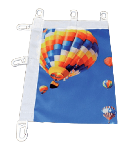 Flaga - karabińczyki z taśmą na boku i górze Taśma wzmacniająca została przyszyta bezpośrednio do tkaniny, co zapewnia bardziej zintegrowaną i estetyczną formę mocowania. Do taśmy przyszyte karabińczyki flagowe, co zapewnia trwałość oraz wygodny montaż w pionie lub poziomie.